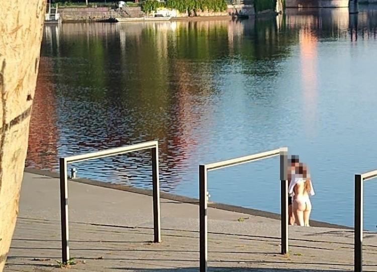 Co oni wyprawiają! Para pływała nago w Odrze w centrum Wrocławia!