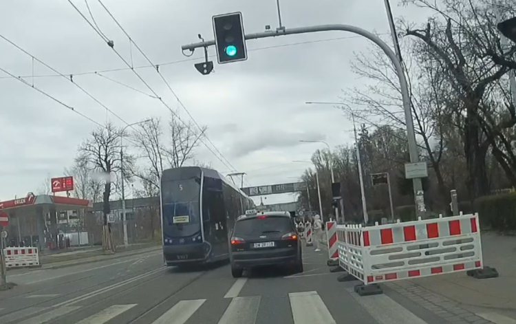 Bałagan z MPK: Pasażerowie, jak kaczki biegają za tramwajem [ZDJĘCIA, FILM]
