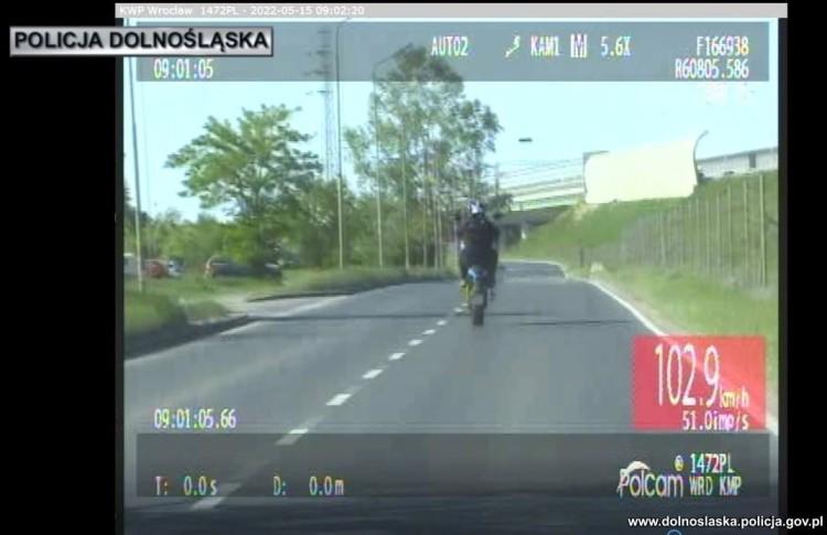 Wrocław: Motocyklista pomylił ulicę z torem wyścigowym. Jechał prawie 150 km/h na jednym kole [WIDEO]