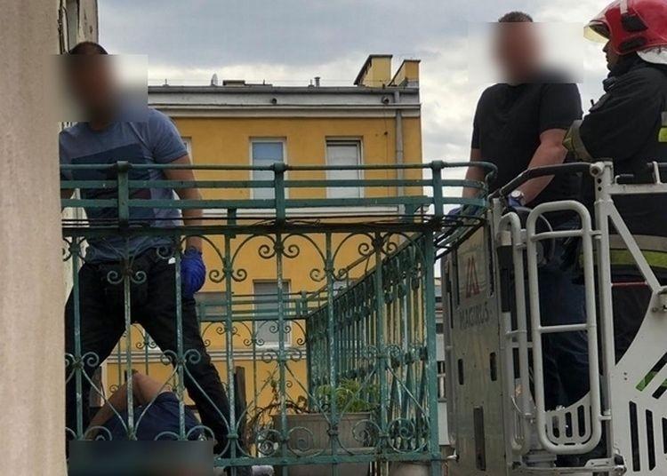 Chciał uciec przez balkon, trafił do szpitala [ZDJĘCIA]