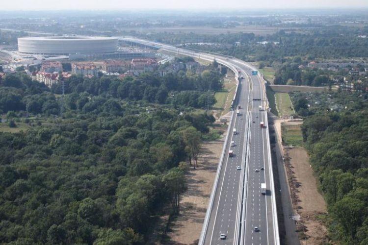 Na trzech trasach auta wjechały w bariery ochronne. Utrudnienia w ruchu