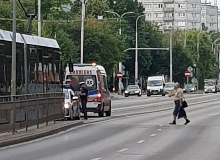 Seniorka przewróciła się po ruszeniu tramwaju. Motorniczym zajęła się policja