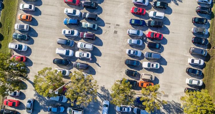 Wrocław: Wojna o osiedlowe parkingi. Wiele godzin kolejki po wolne miejsce