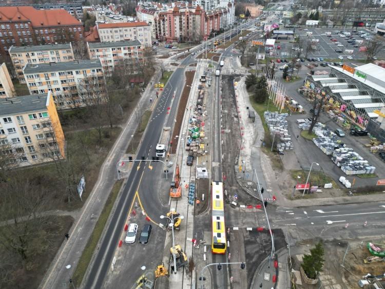 Wrocław: Zmiany na Długiej dla pasażerów MPK. Dla kierowców nadal jeden pas
