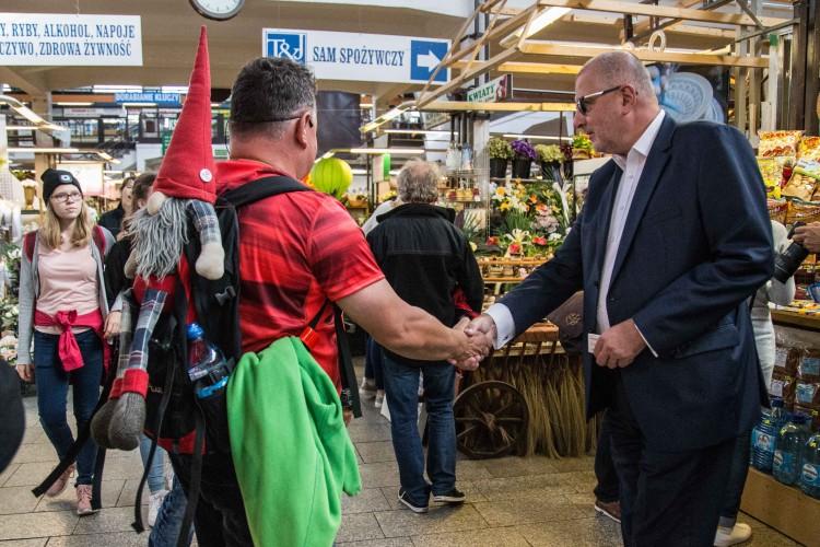 Prezydent wpadł do hali Targowej i pogadał z ludźmi, jedząc kiszone ogórki [ZDJĘCIA]