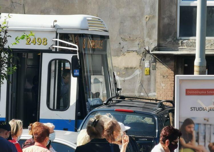 Samochód zderzył się z tramwajem. Jedna osoba ranna [ZDJĘCIA]