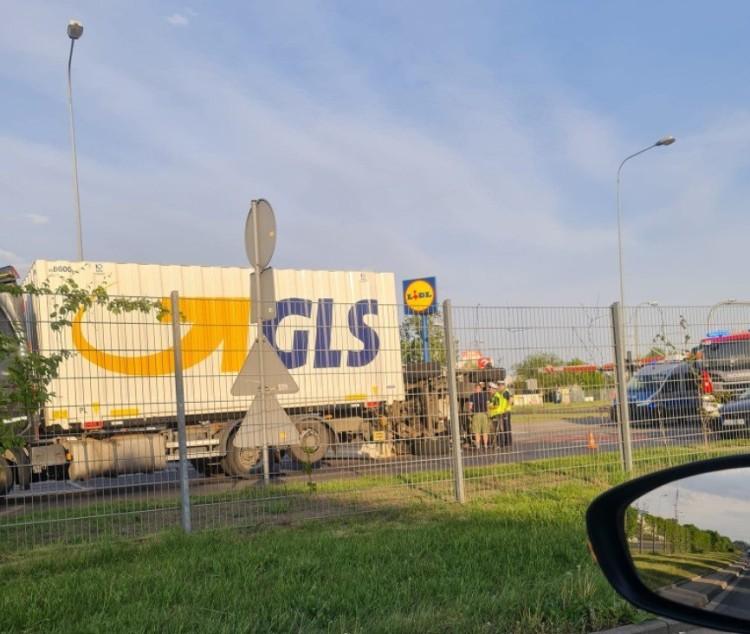 Na ulicy Klecińskiej przewróciła się przyczepa tira