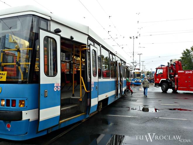 Dwa wypadki z udziałem tramwajów we Wrocławiu. Jedna osoba poszkodowana, sporo objazdów i zmian w komunikacji