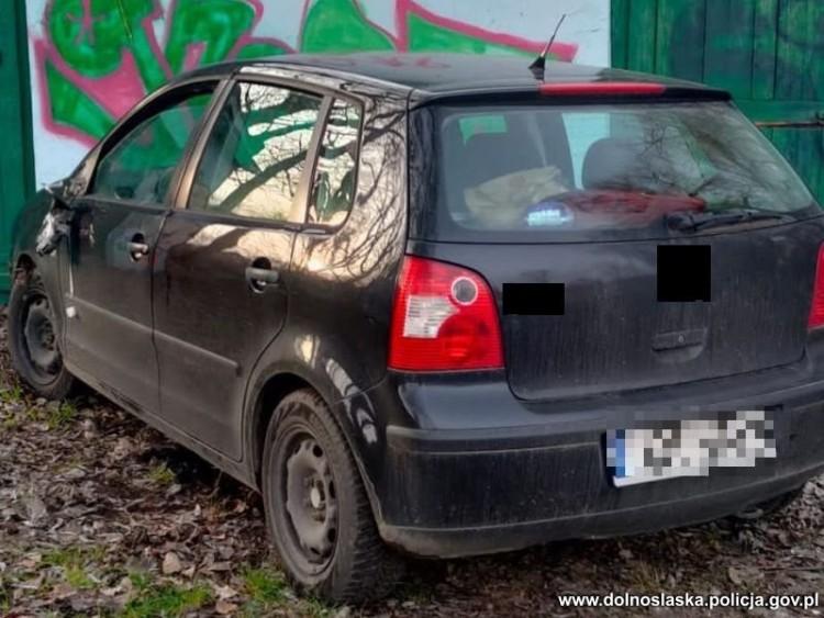 Nietypowa nauka jazdy. Pijany naprawiał auto taśmą klejącą