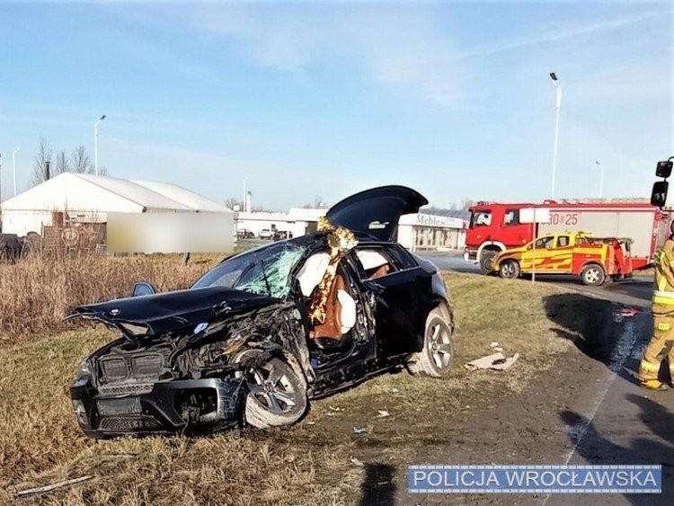 Czołowe zderzenie autobusu i osobówki. Są ranni. Droga zablokowana