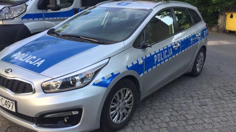 Awantura na Gądowie. Napastnik pobił kobietę i urwał lusterka w radiowozie