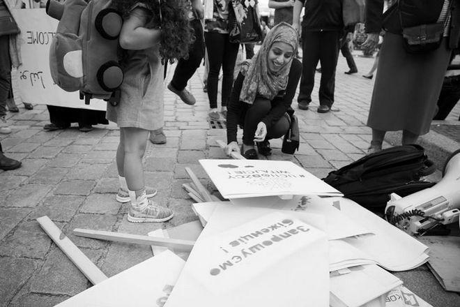 Koalicja Wrocław Wita Uchodźców ostro sprzeciwia się aktom przemocy i mowie nienawiści, które zalewają miasto