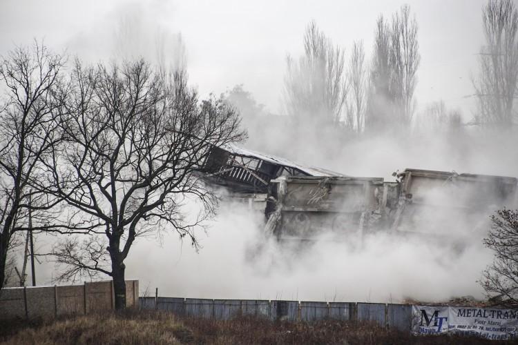 Popowickie silosy runęły na ziemię. Na oczach tłumu wyburzył je deweloper [ZDJĘCIA, WIDEO, DRON]