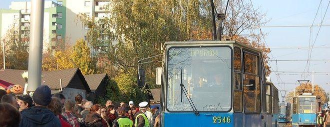 Cmentarz Grabiszyński na Wszystkich Świętych. Sprawdź zmiany w organizacji ruchu i kursowaniu MPK