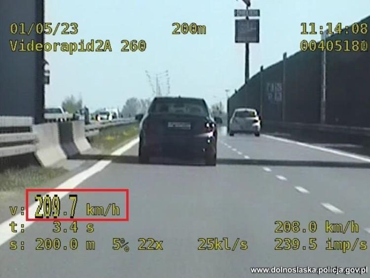 Wrocław: 21-letni kierowca jechał ponad 200 km/godz. Dogonili go policjanci
