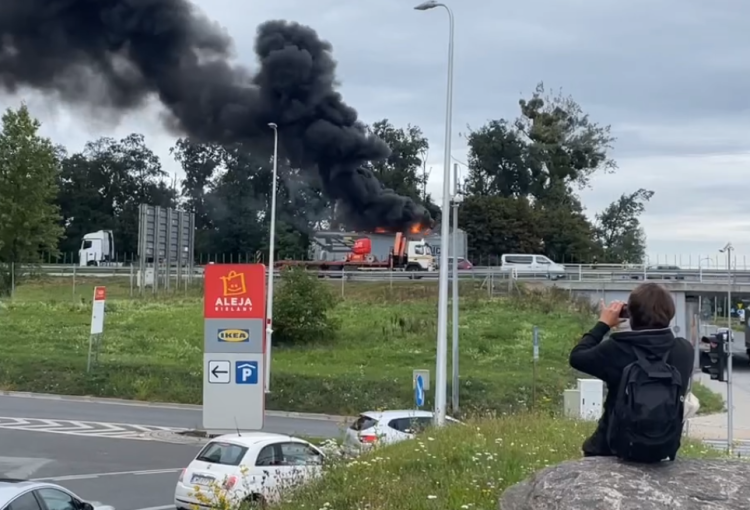 Pożar na autostradzie A4 koło Ikei. Słup dymu widać z daleka