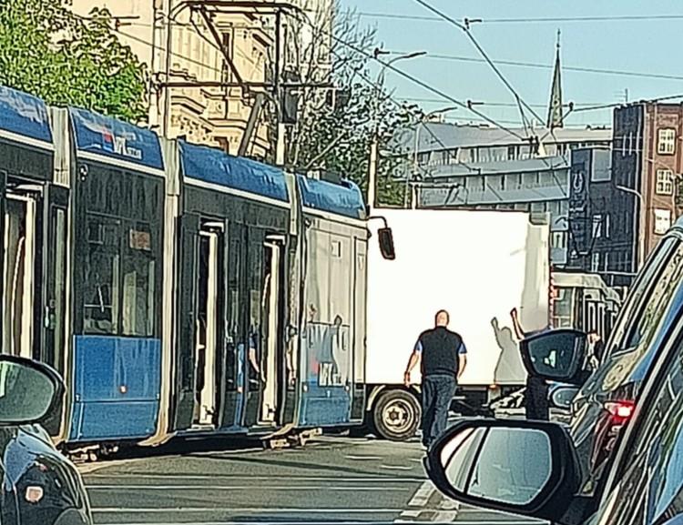 Wrocław: Tramwaj zderzył się z dostawczakiem na Traugutta