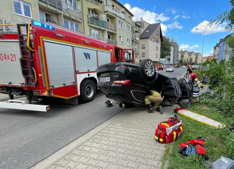 Wypadek na Muchoborze. Są ranni po dachowaniu auta