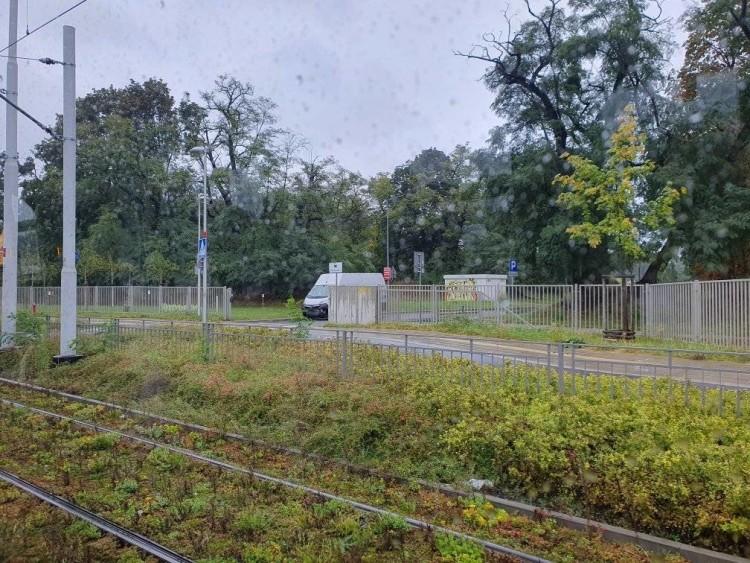 Wypadek na Długiej. W tramwaj uderzył bus