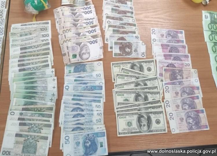 Wrocław: Kobieta i mężczyzna zatrzymani z dużą ilością narkotyków i gotówki [ZDJĘCIA]