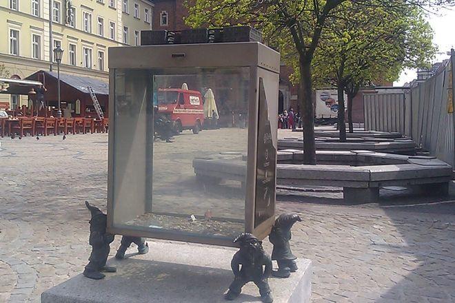 Chcieli ukraść ze skarbonki w Rynku pieniądze. Tłumaczyli, że tylko liczyli monety
