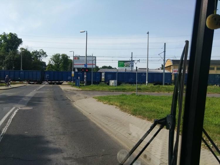 Awaria pociągu na Żernikach. Utrudnienia w ruchu pociągów i autobusów