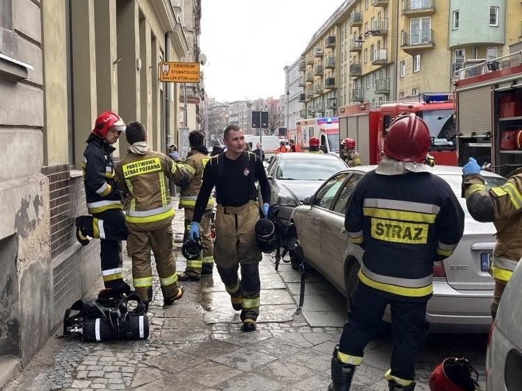 Wrocław: Pożar w kamienicy na Nadodrzu. Ranny mieszkaniec