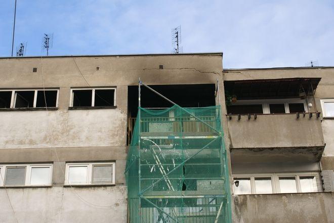 Groźny pożar w bloku na Wita Stwosza. Mieszkanie doszczętnie spłonęło
