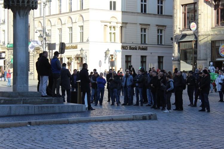 Protest kierowców we Wrocławiu. „Buspasy się buduje, a nie maluje” [ZDJĘCIA]
