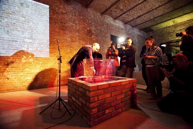 Znani wrocławianie i urzędnicy zamknęli symbole naszego miasta w kapsule czasu