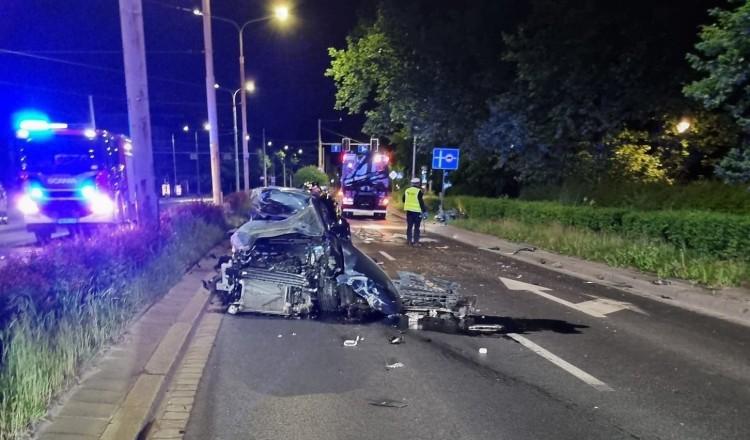 Wrocław: Tragiczny wypadek na Powstańców Śląskich. Dwie osoby nie żyją, dwie walczą o życie. Auto roztrzaskało się na słupie