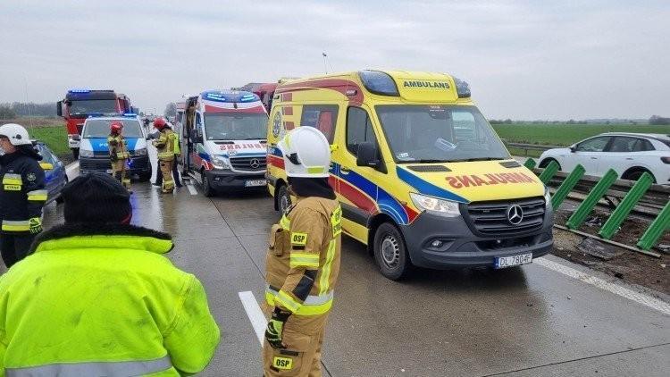 Armagedon na S5. Droga po karambolu zamknięta. Jedna osoba ranna
