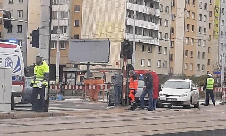 Wrocław: taksówka wjechała na czerwonym świetle i uderzyła w porsche. Kierowca i pasażer trafili do szpitala