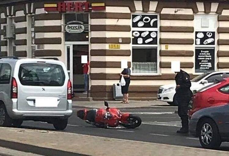 Na Grabiszyńskiej motocykl zderzył się z samochodem. Motocyklista został ranny