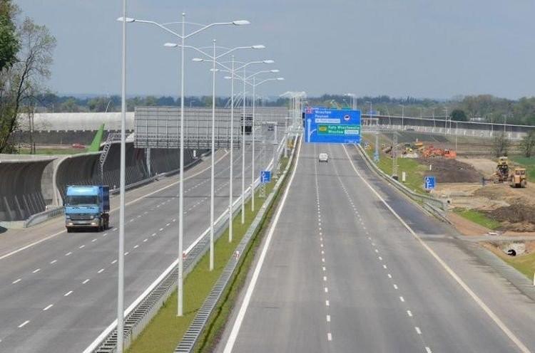 Ciężarówka uderzyła w bariery na AOW. Jezdnia była zablokowana
