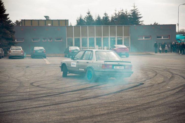 21-latek driftował BMW na parkingu centrum handlowego. Trafił do aresztu