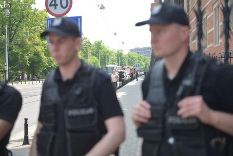 Seria alarmów bombowych we Wrocławiu i na Dolnym Śląsku. Szkoły ewakuują uczniów