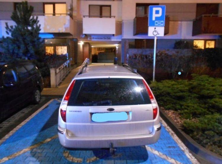 Straż miejska odholowała auto z miejsca dla niepełnosprawnych