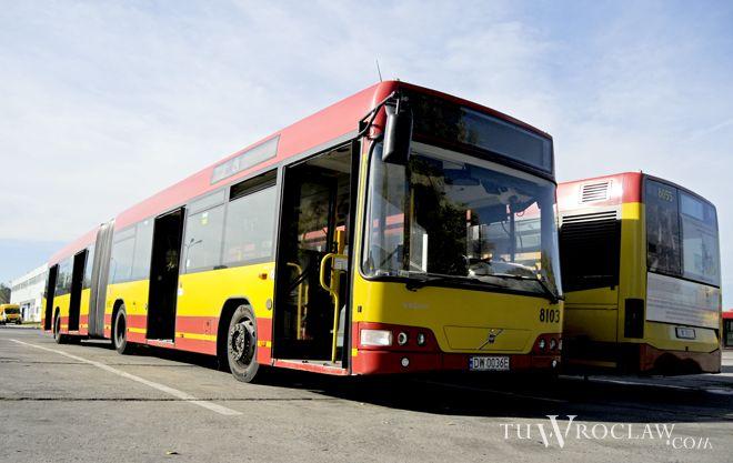 Zderzenie autobusu z autem. 1 osoba ranna i zablokowane torowisko tramwajowe