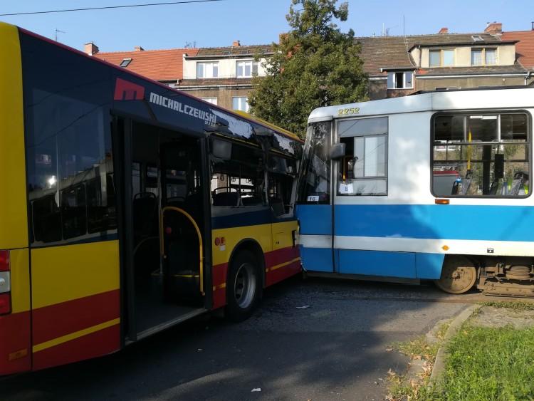 Tramwaj wbił się w autobus na Tarnogaju. Są ranni [ZDJĘCIA, WIDEO]