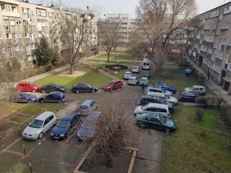 Podwórko w centrum do remontu. Koniec z dzikim parkowaniem [WIZUALIZACJE]