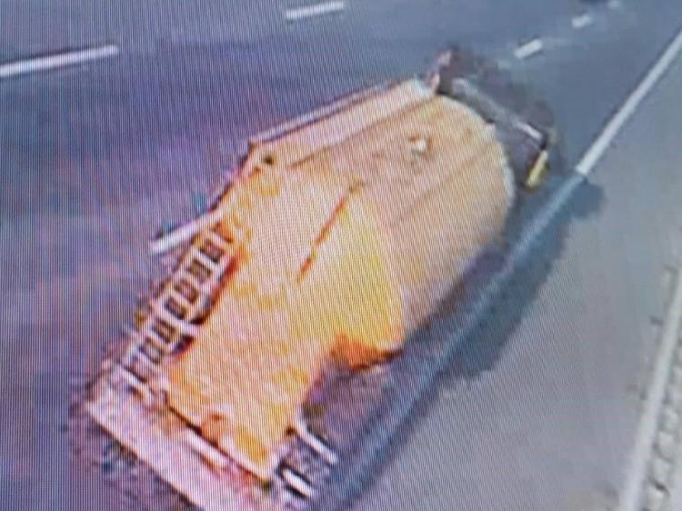 Śmiertelny wypadek na AOW. Kierowca cysterny, który brał udział w wypadku poszukiwany