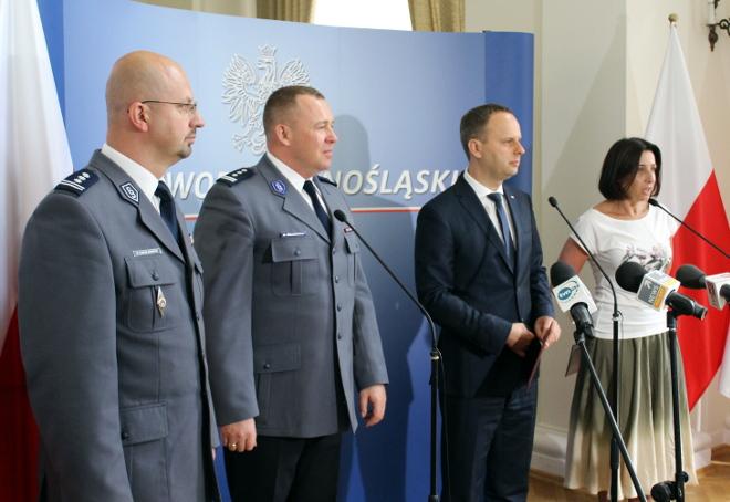 Wojewoda przekazał nagrodę za schwytanie zamachowca z autobusu linii 145