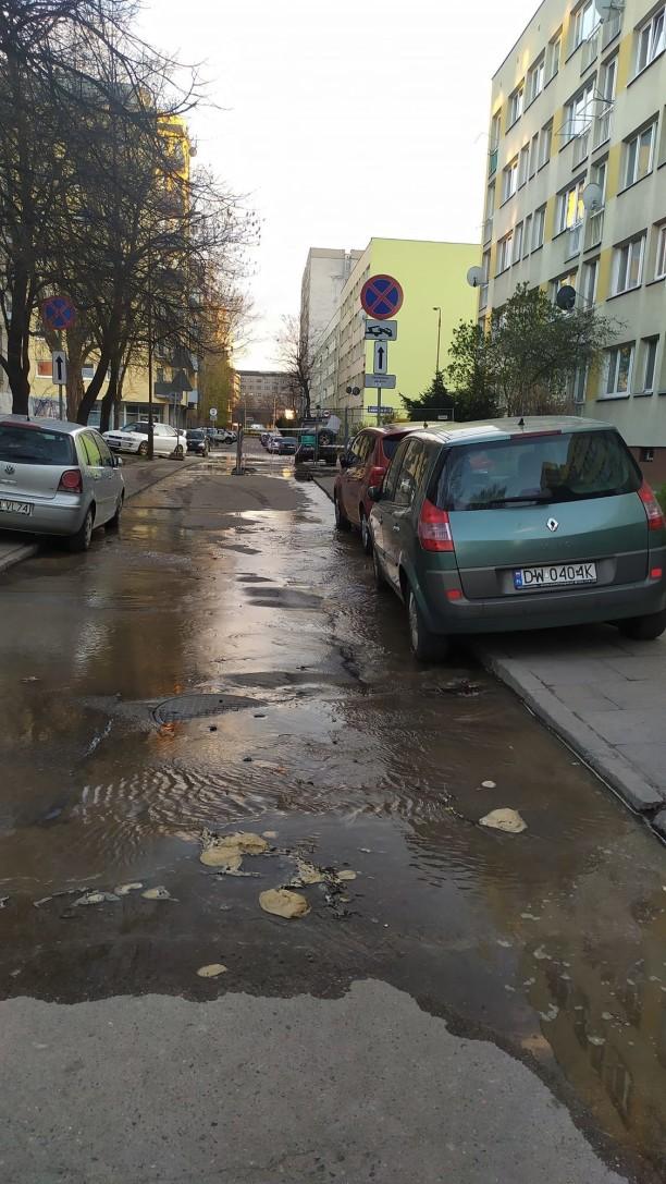 Wrocław: Duża awaria wodociągowa na Szczepinie. Zalana ulica, przyjechał beczkowóz