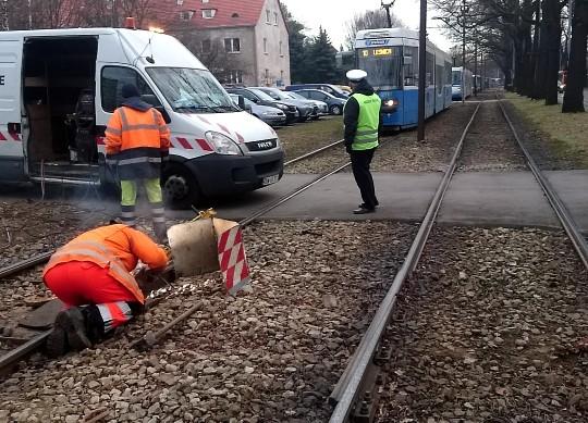 Tramwajowe problemy na Wielkiej Wyspie i pl. Grunwaldzkim. Najpierw awaria torowiska, teraz wykolejenie