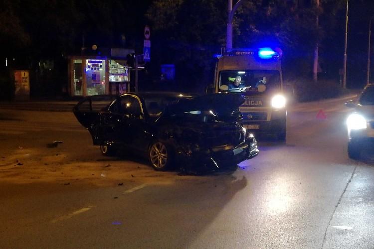 Groźne zderzenie na Grabiszyńskiej, renault wylądował na latarni [ZDJĘCIA]