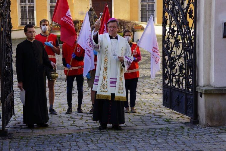 Caritas rozdała paczki potrzebującym. Pobłogosławił je abp Kupny