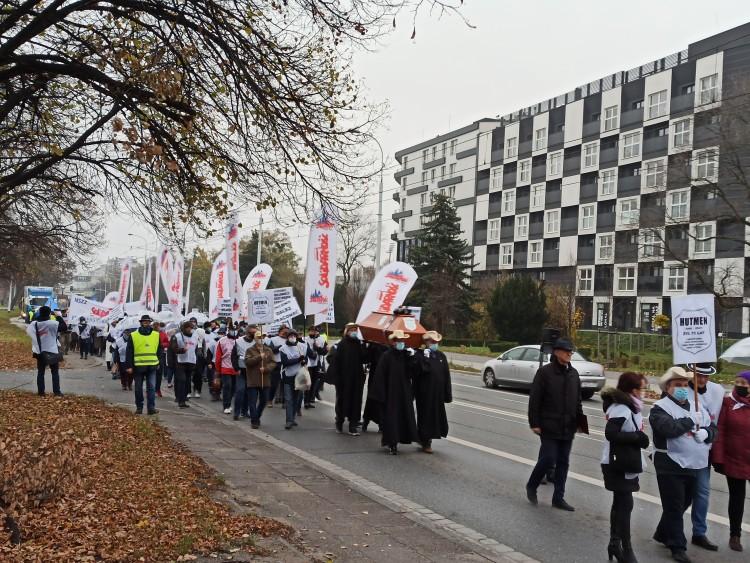 Likwidacja zakładu pracy. Pracownicy urządzili symboliczny pogrzeb [ZDJĘCIA]