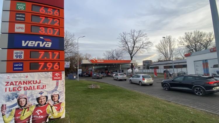 Wrocław: Spore kolejki na stacjach. Od 1 stycznia paliwo będzie znacznie droższe