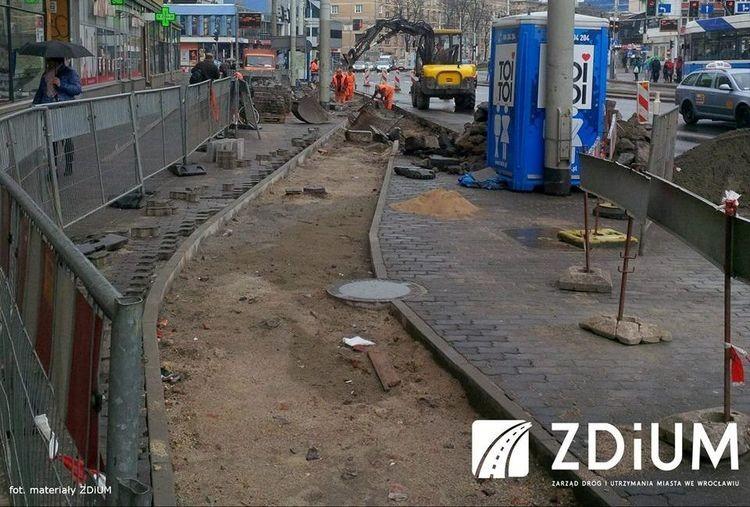 Na ul. Piłsudskiego trwają pracę nad budową ścieżki rowerowej